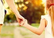 De la mano: madres e hijas