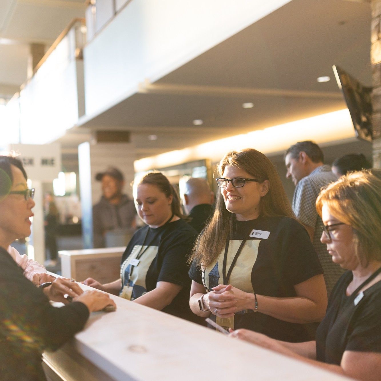 Mujer hablando en un escritorio