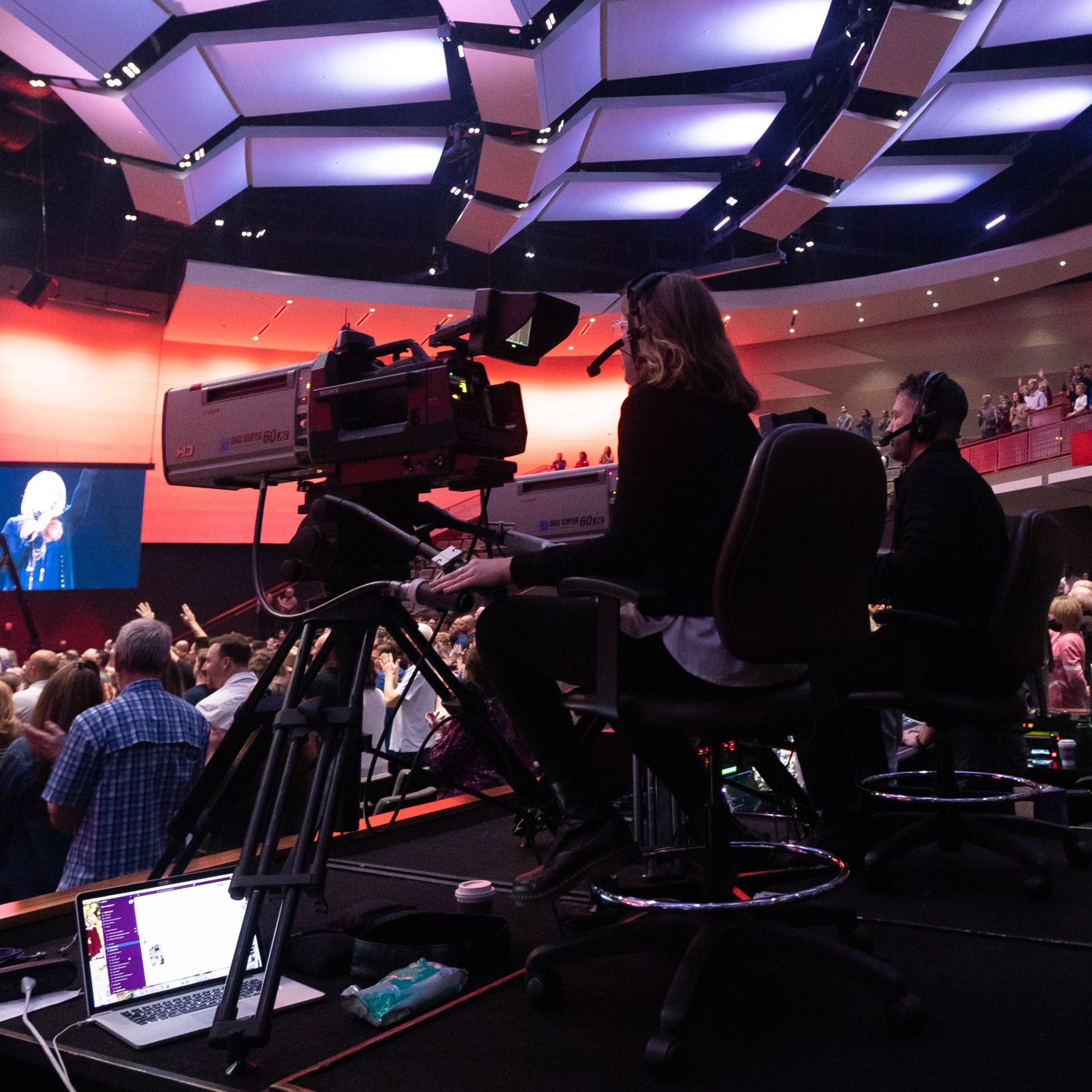 Mujer grabando vídeo con una cámara grande