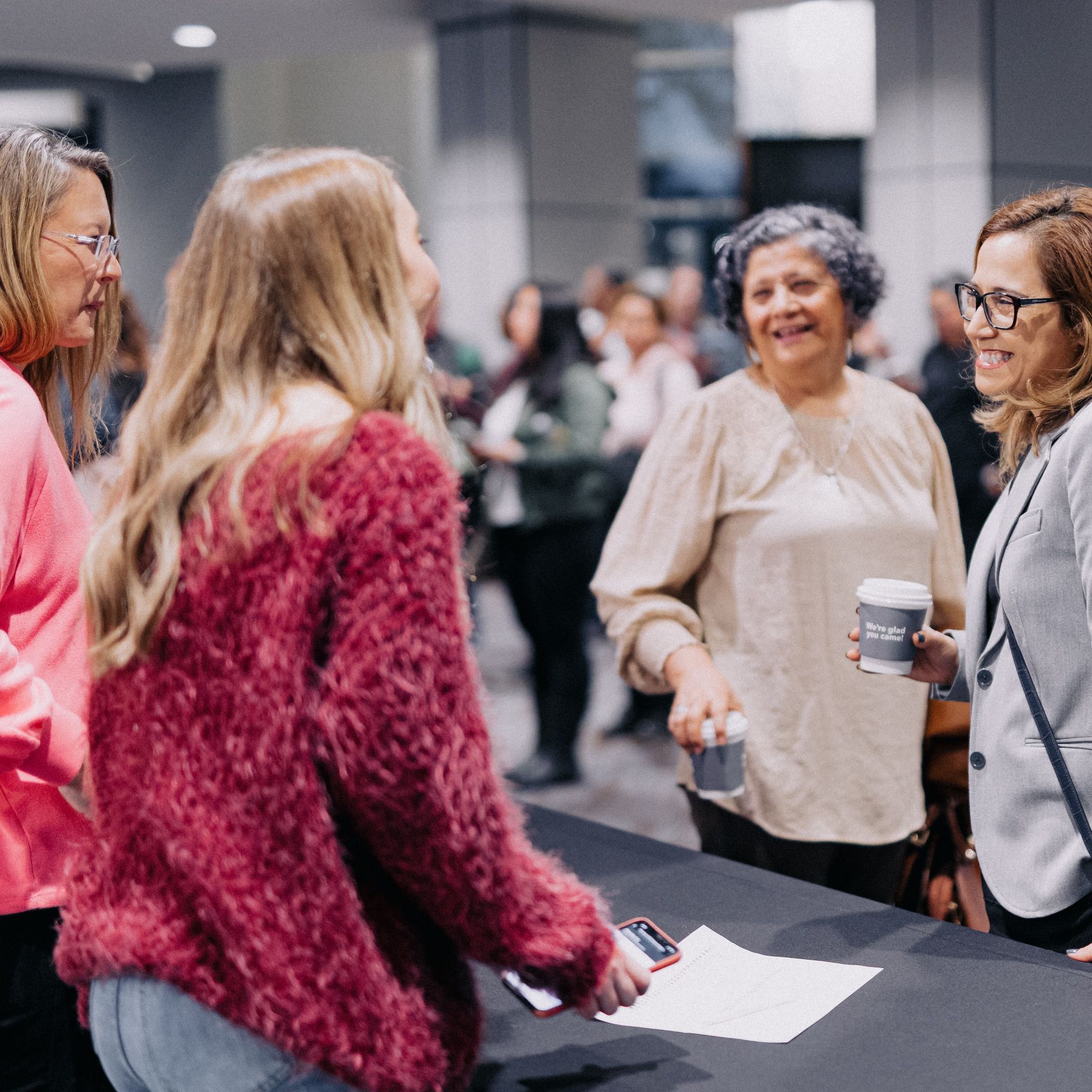 Mujeres hablando en una cabina