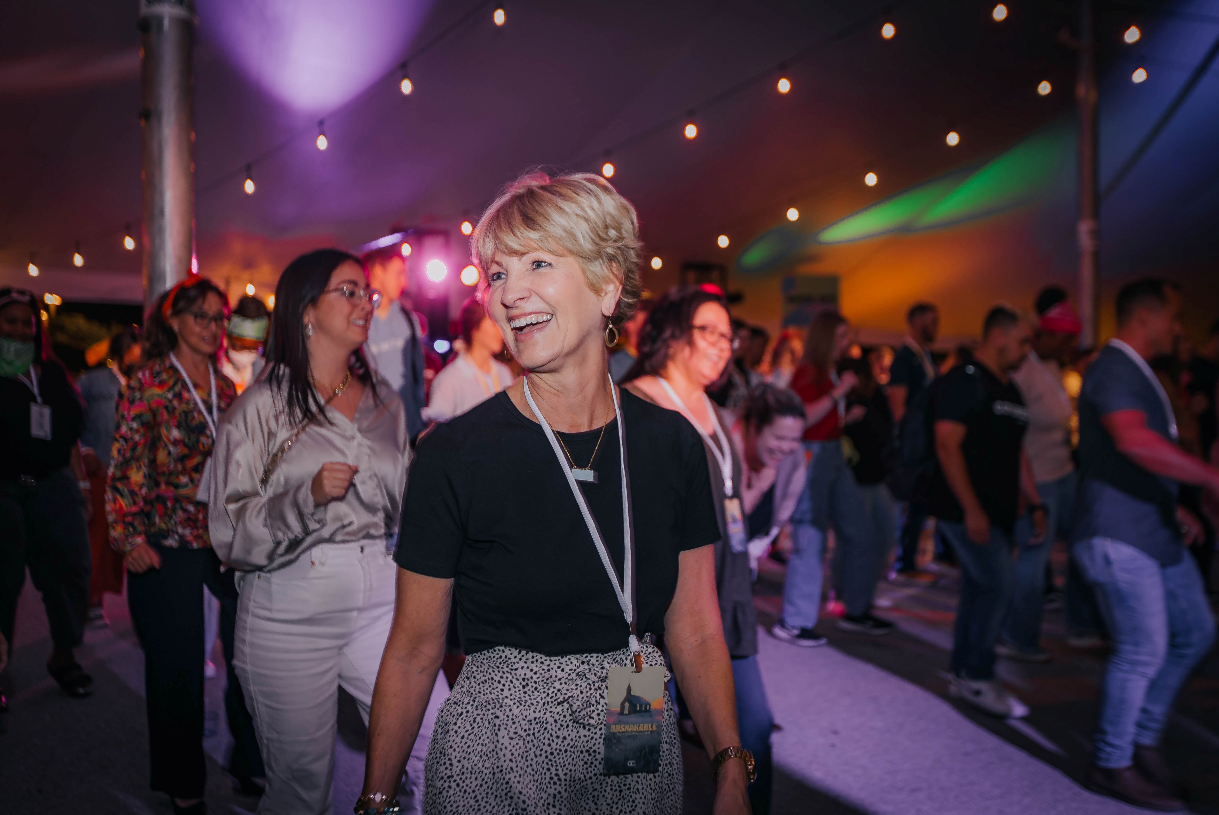 Mujer caminando sonriendo