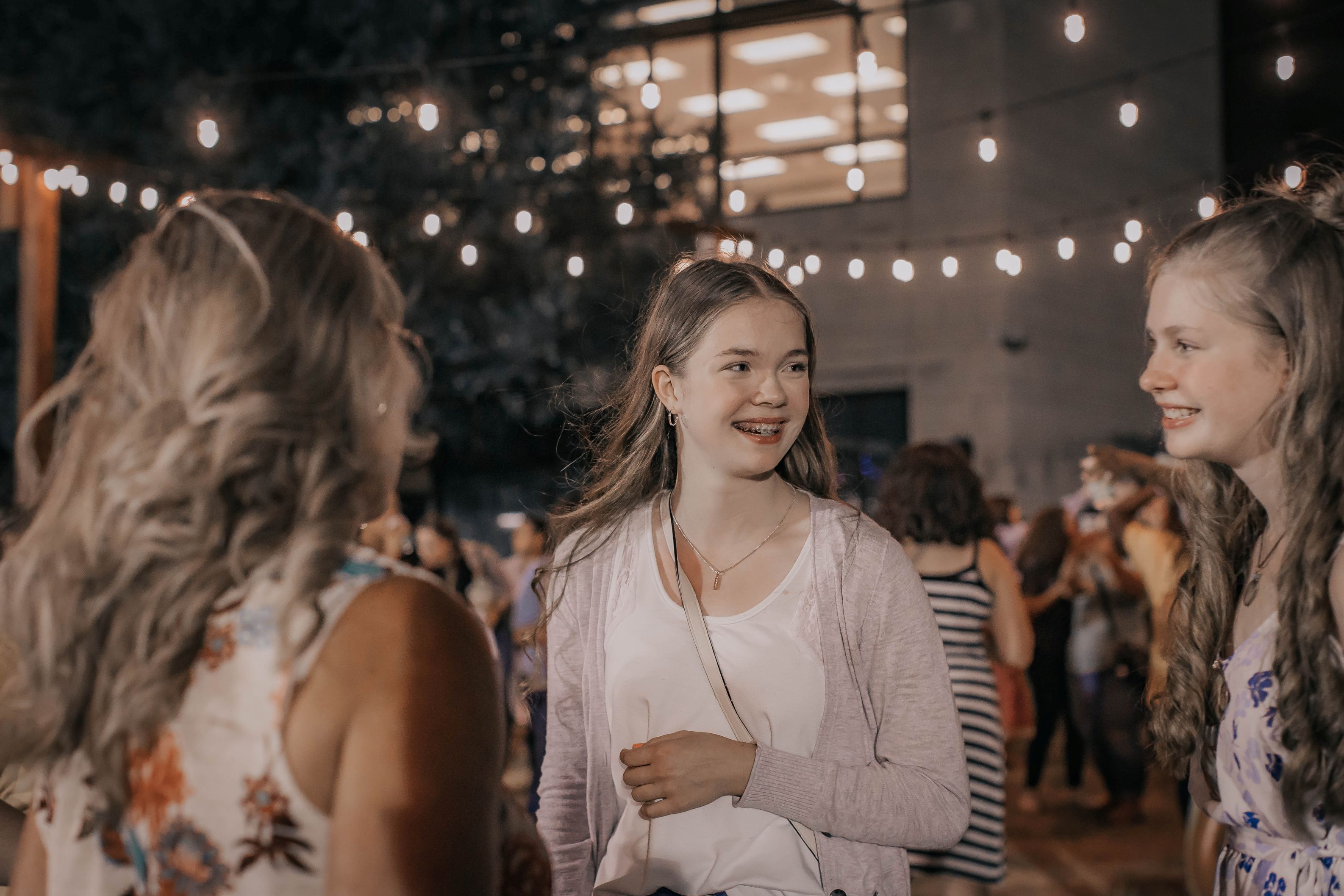 3 Mujeres sonriendo y hablando