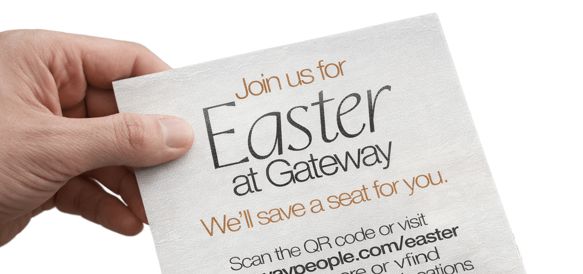 Mano con una invitación de Pascua