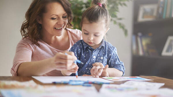 Madre e hijo abrazándose