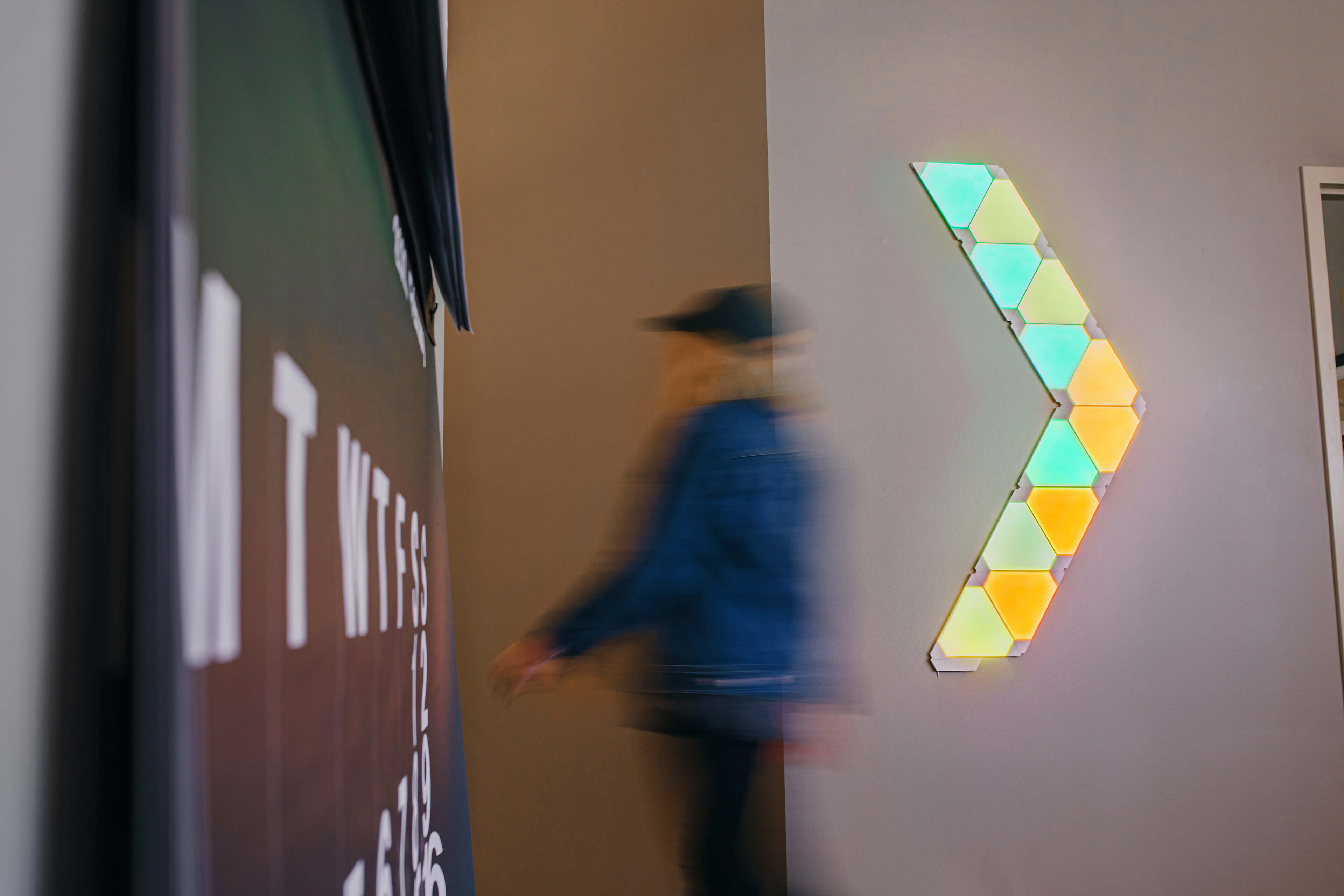 Mujer sonriendo mirando la pantalla de un ordenador